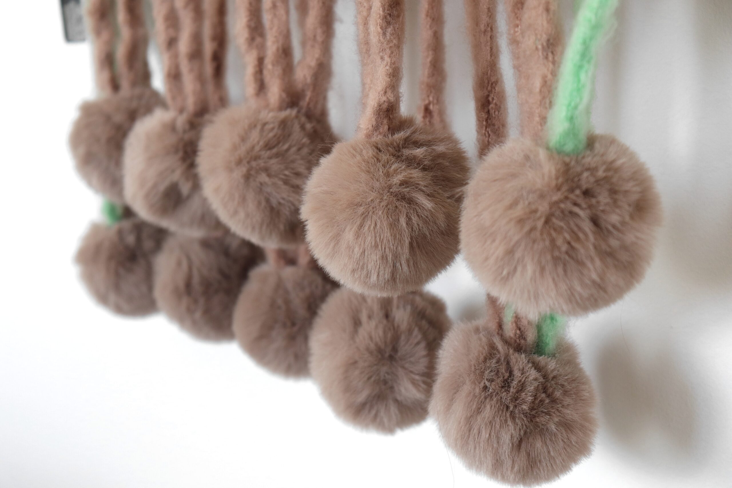 Bufanda de Lana con Pompones - Imagen 2