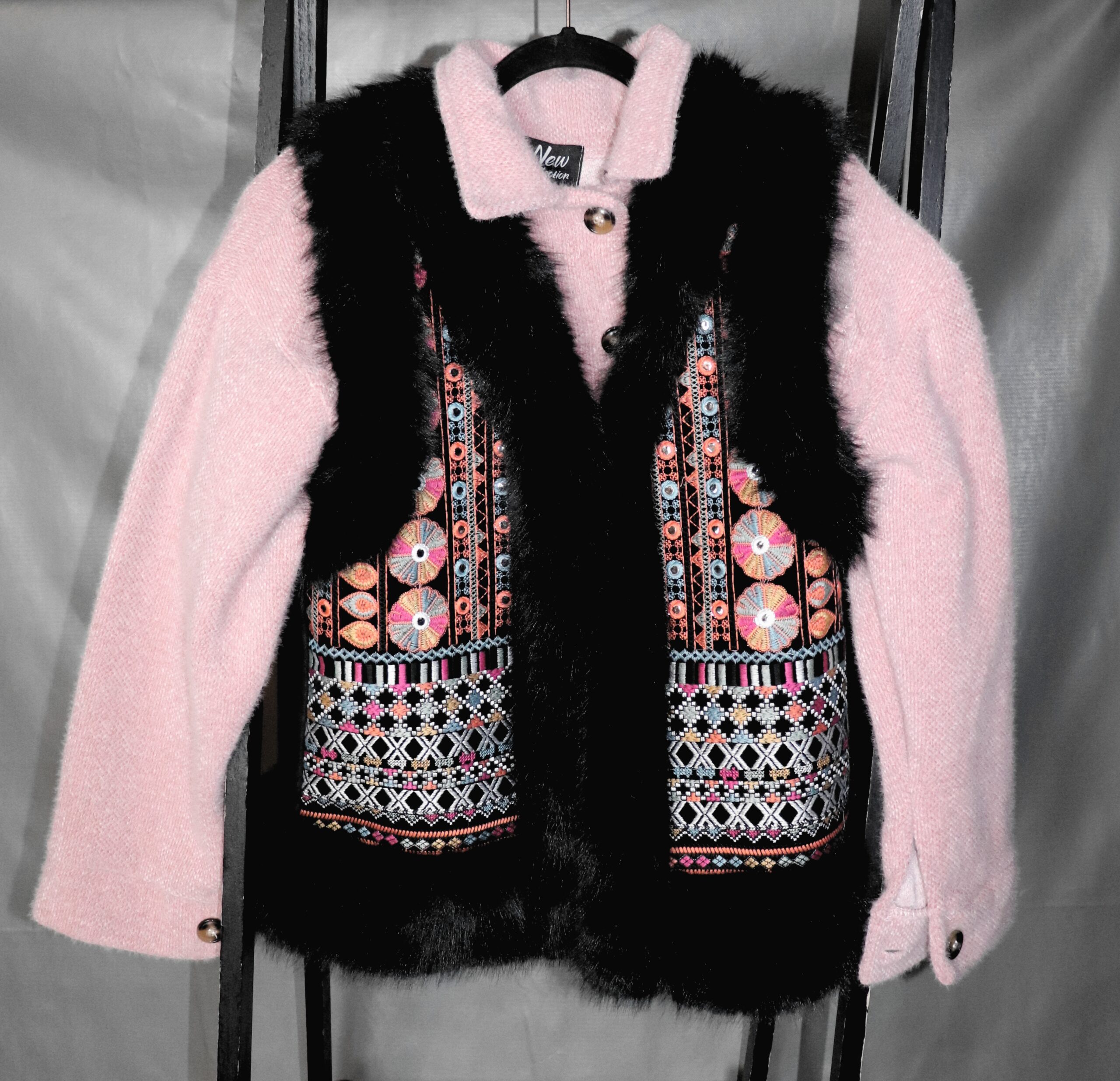 Chaleco con Bordado Étnico y Detalles Estilo Bohemio - Imagen 2