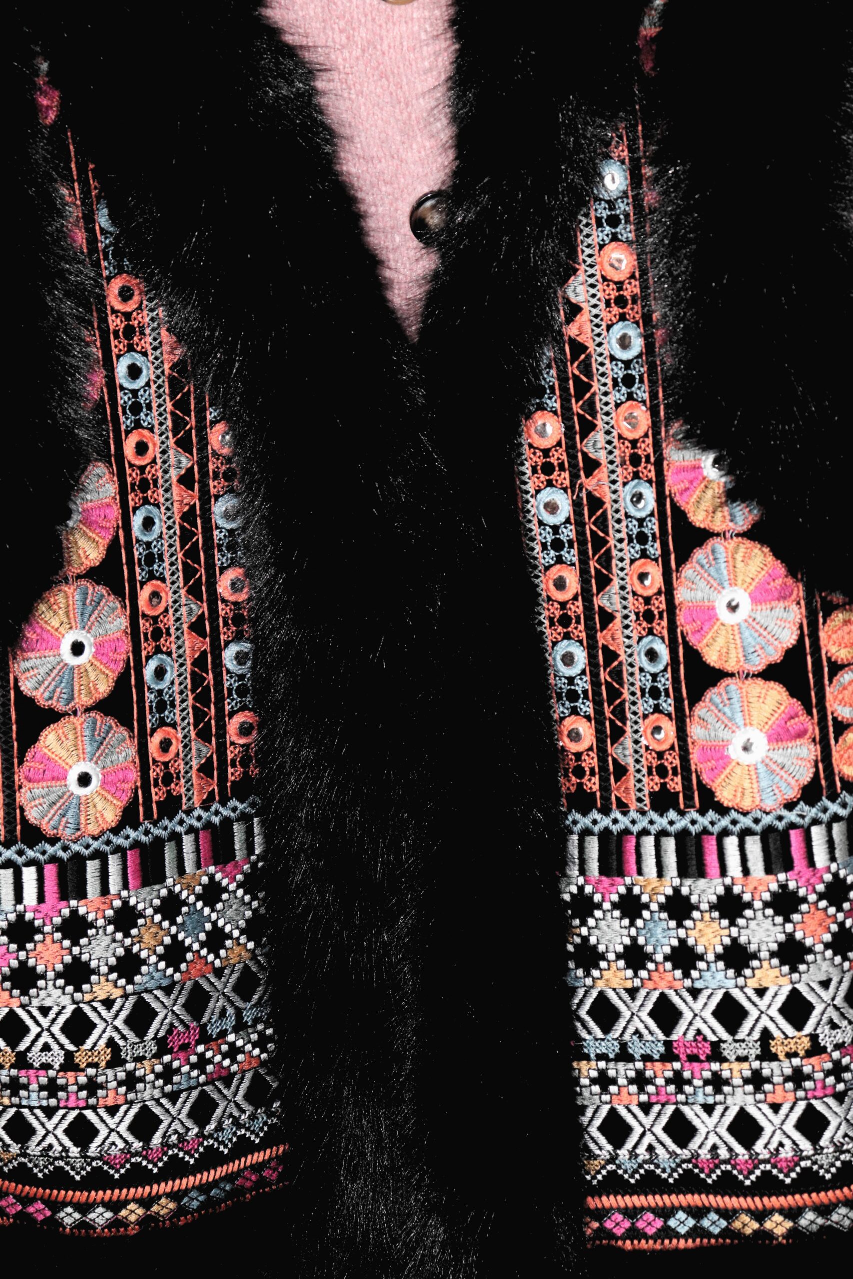 Chaleco con Bordado Étnico y Detalles Estilo Bohemio - Imagen 8