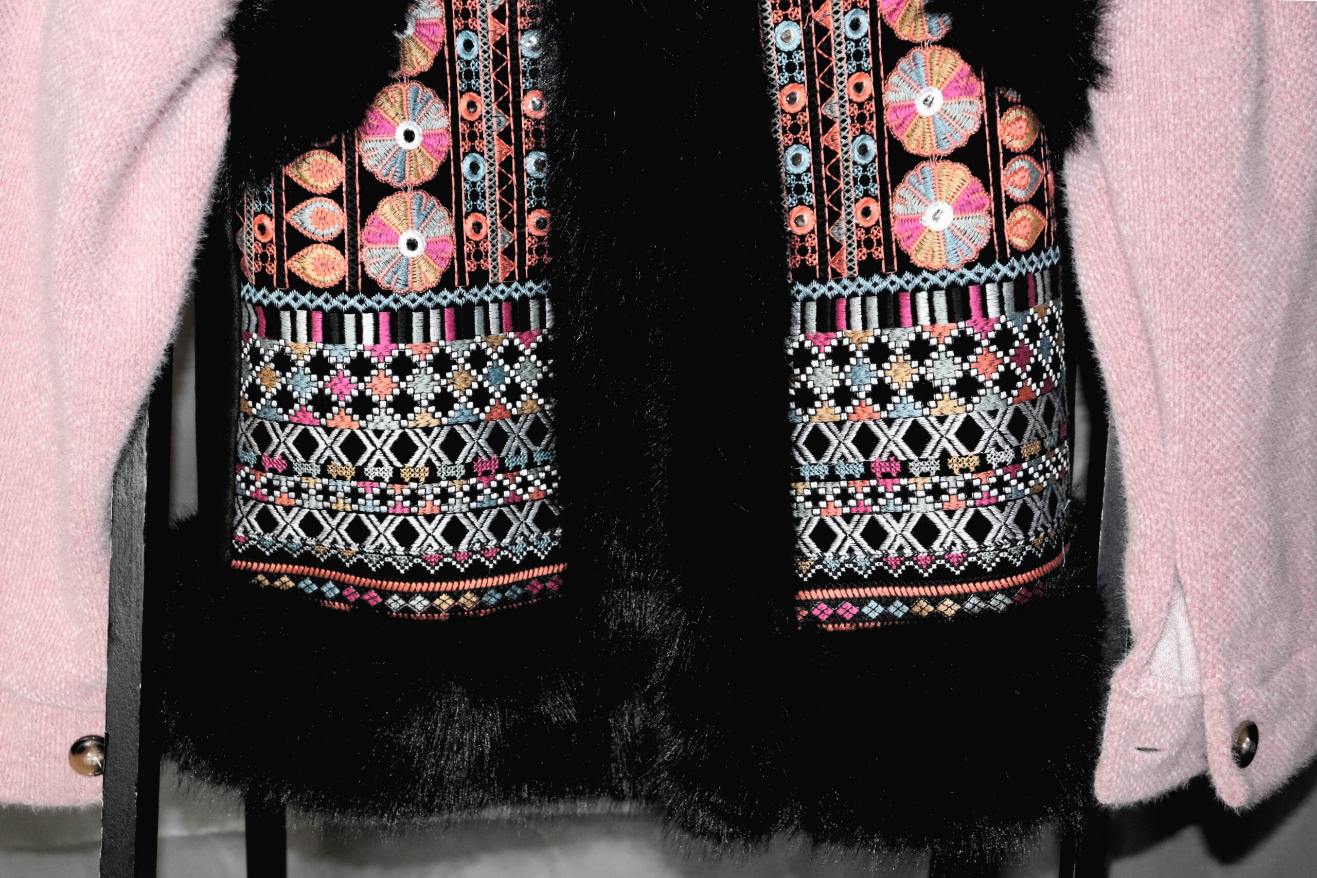 Chaleco con Bordado Étnico y Detalles Estilo Bohemio - Imagen 6