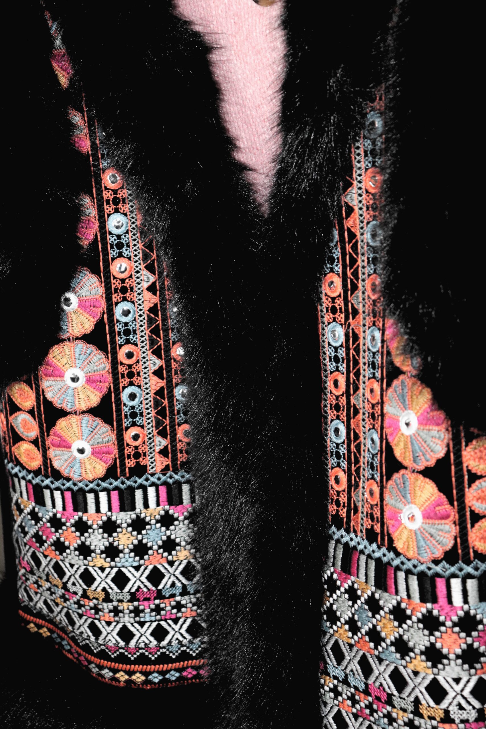Chaleco con Bordado Étnico y Detalles Estilo Bohemio - Imagen 5