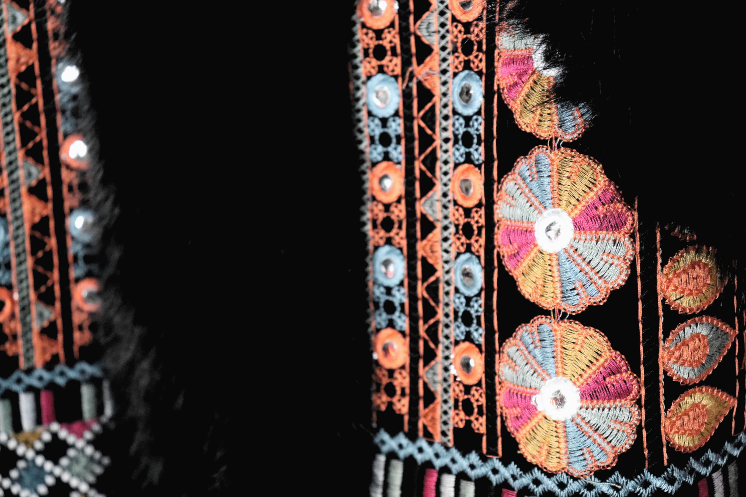 Chaleco con Bordado Étnico y Detalles Estilo Bohemio - Imagen 7