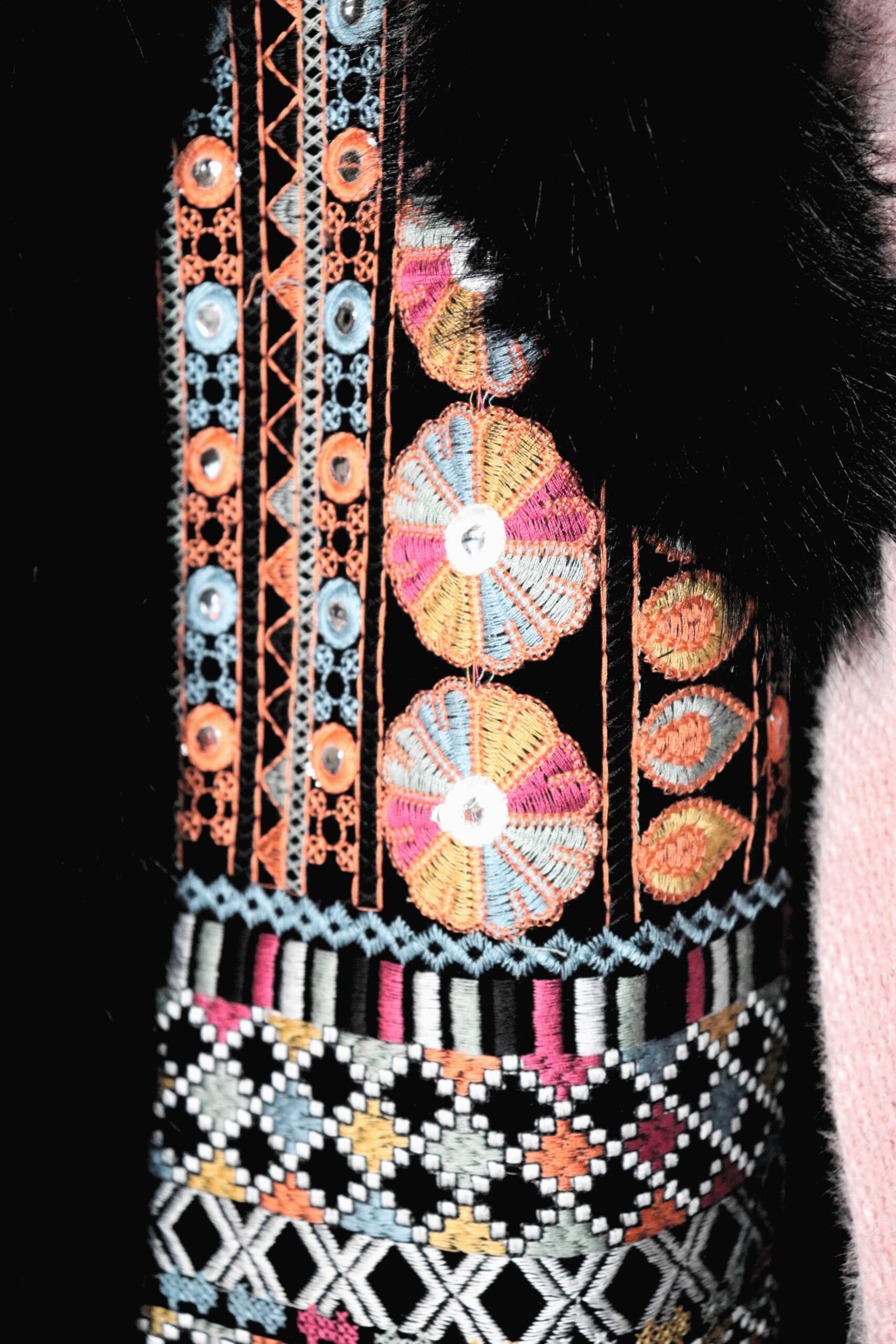 Chaleco con Bordado Étnico y Detalles Estilo Bohemio - Imagen 3