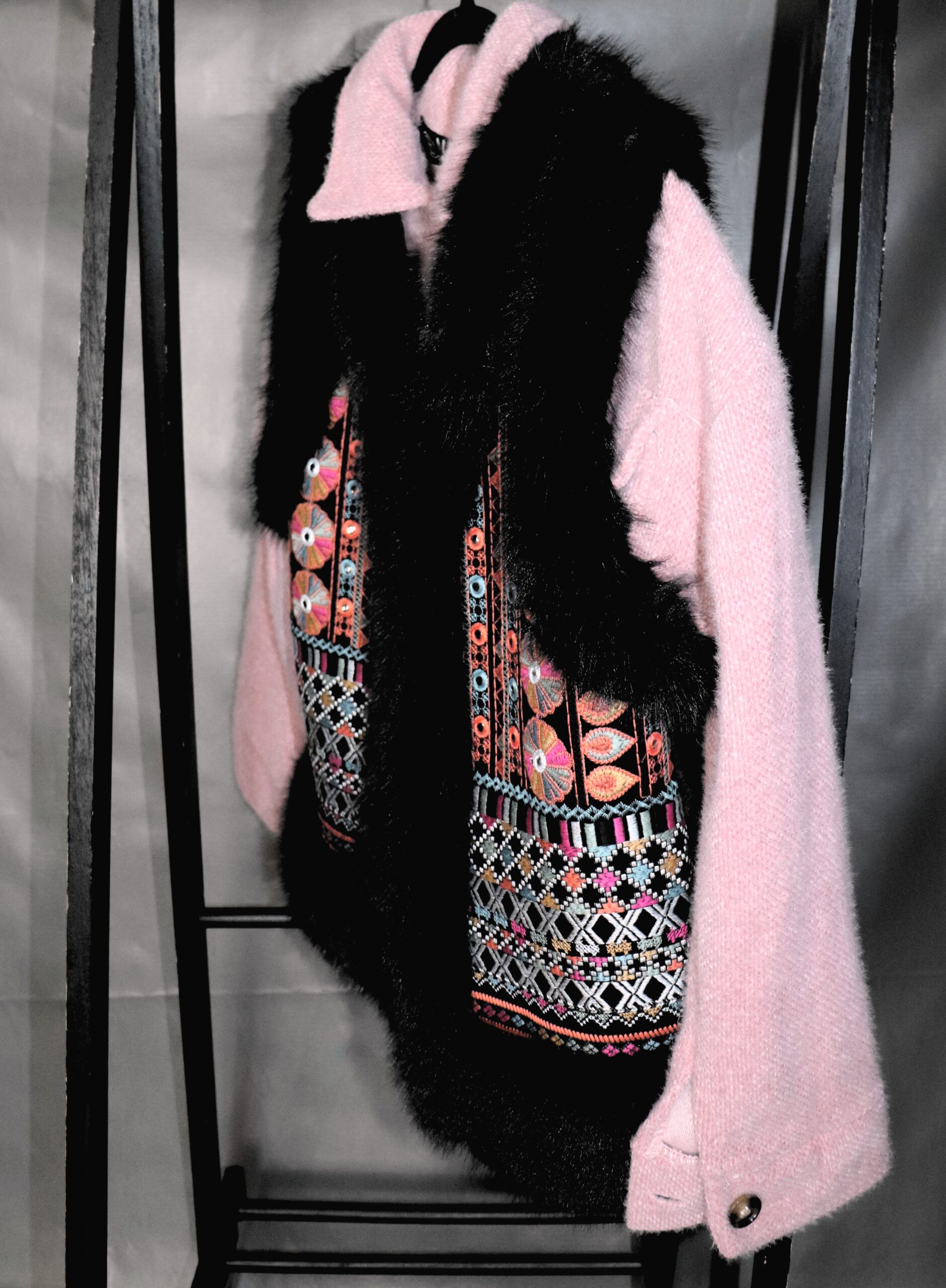 Chaleco con Bordado Étnico y Detalles Estilo Bohemio