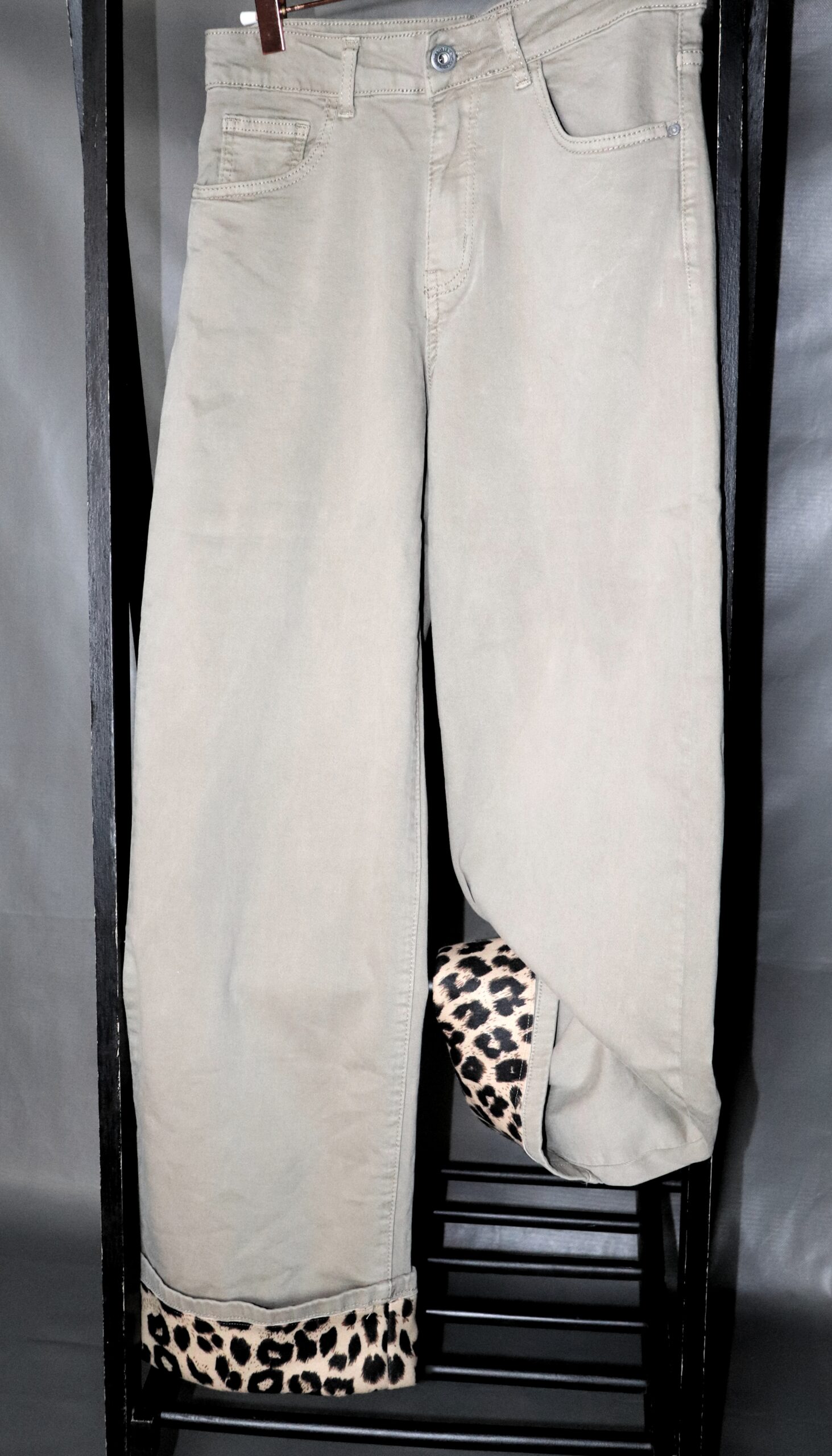 Jeans con borde de Animal Print - Beige