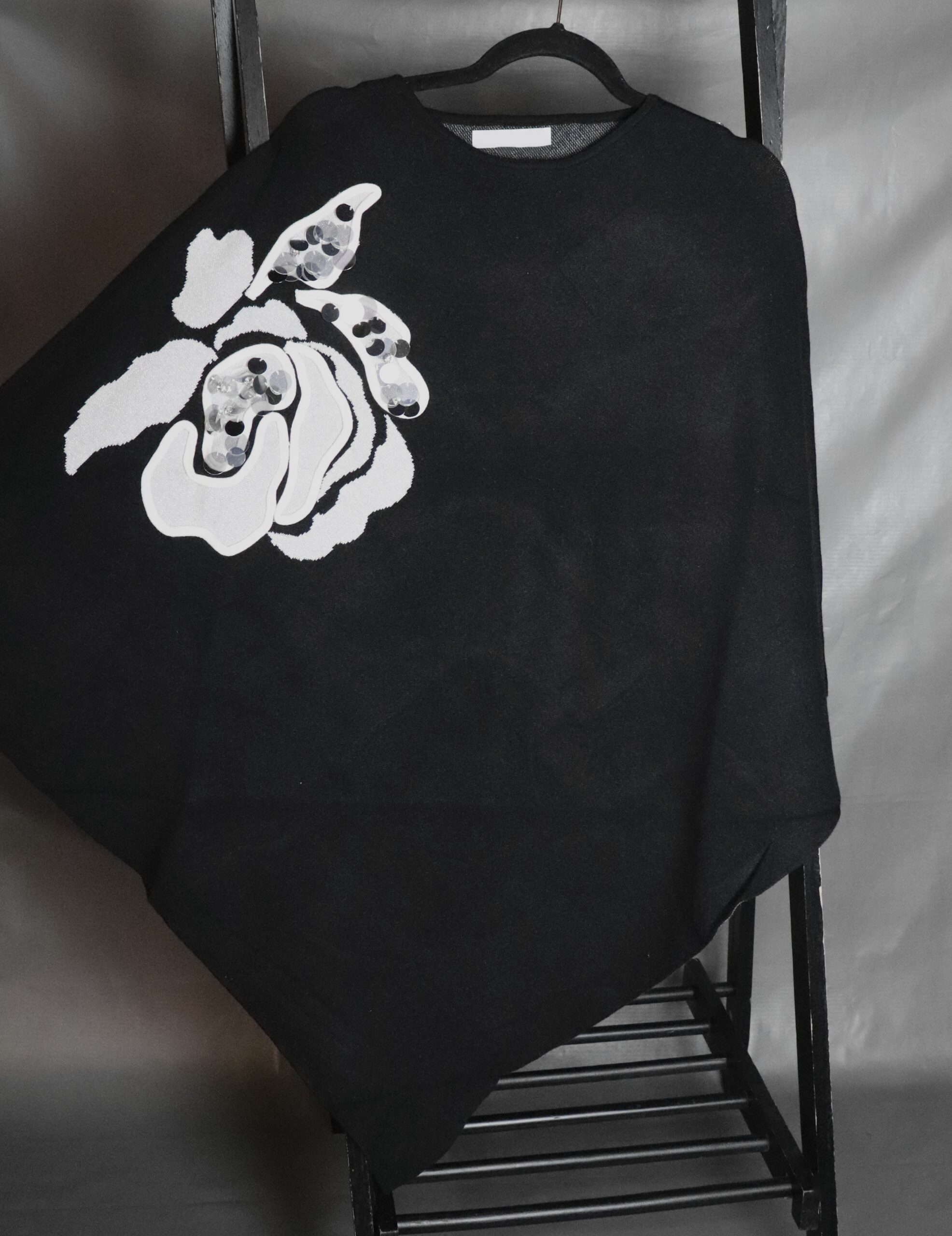 Jersey Capa en Pico - Detalle Flor Bordada con Lentejuelas - Imagen 2