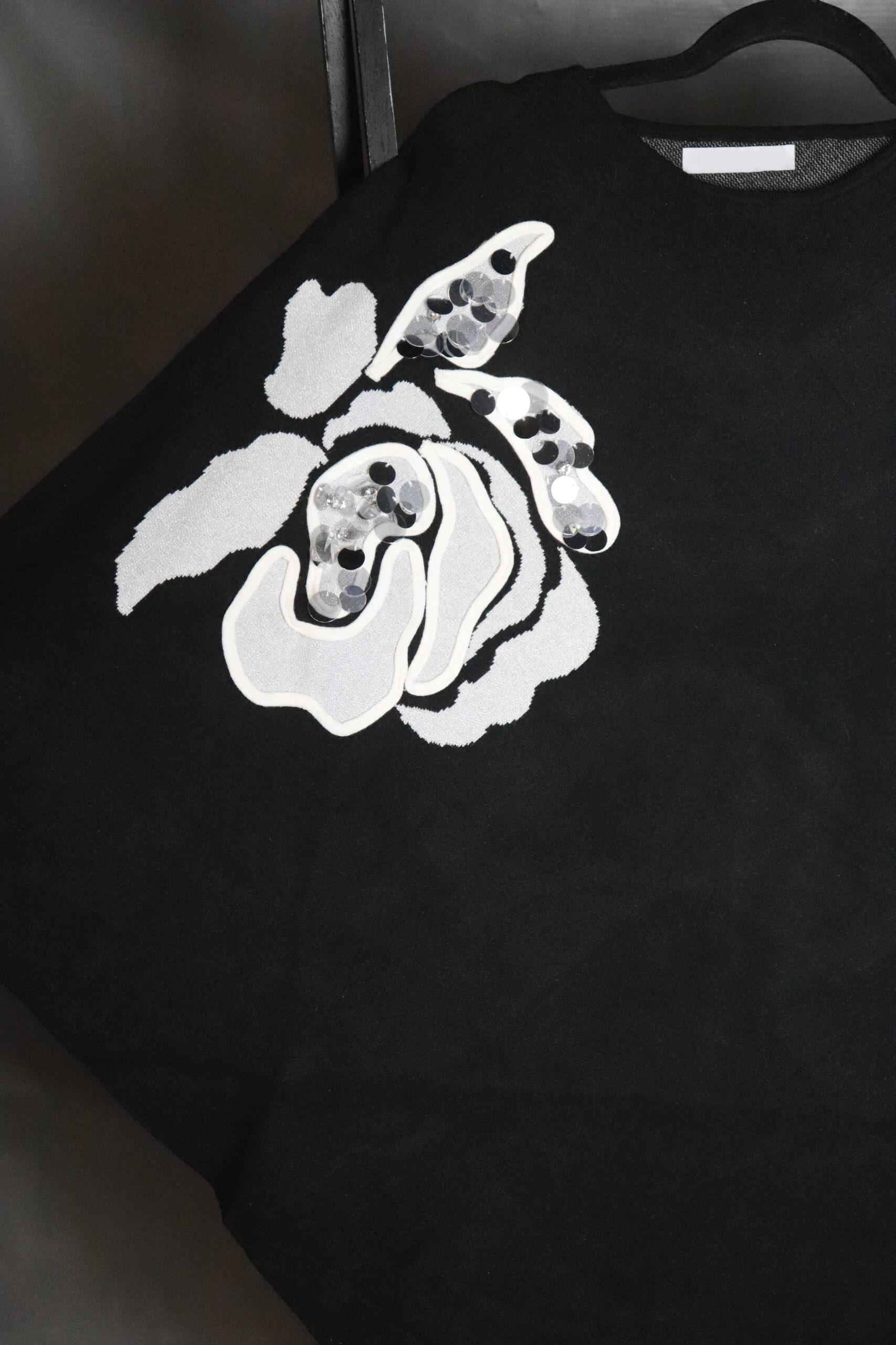 Jersey Capa en Pico - Detalle Flor Bordada con Lentejuelas - Imagen 4