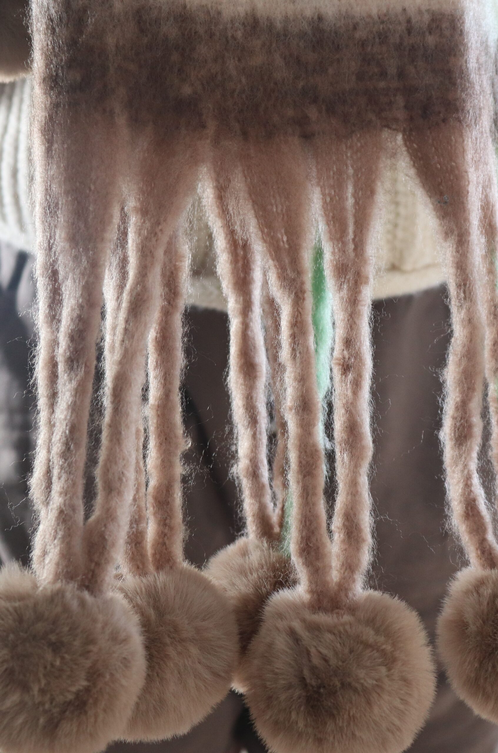 Bufanda de Lana con Pompones - Imagen 6