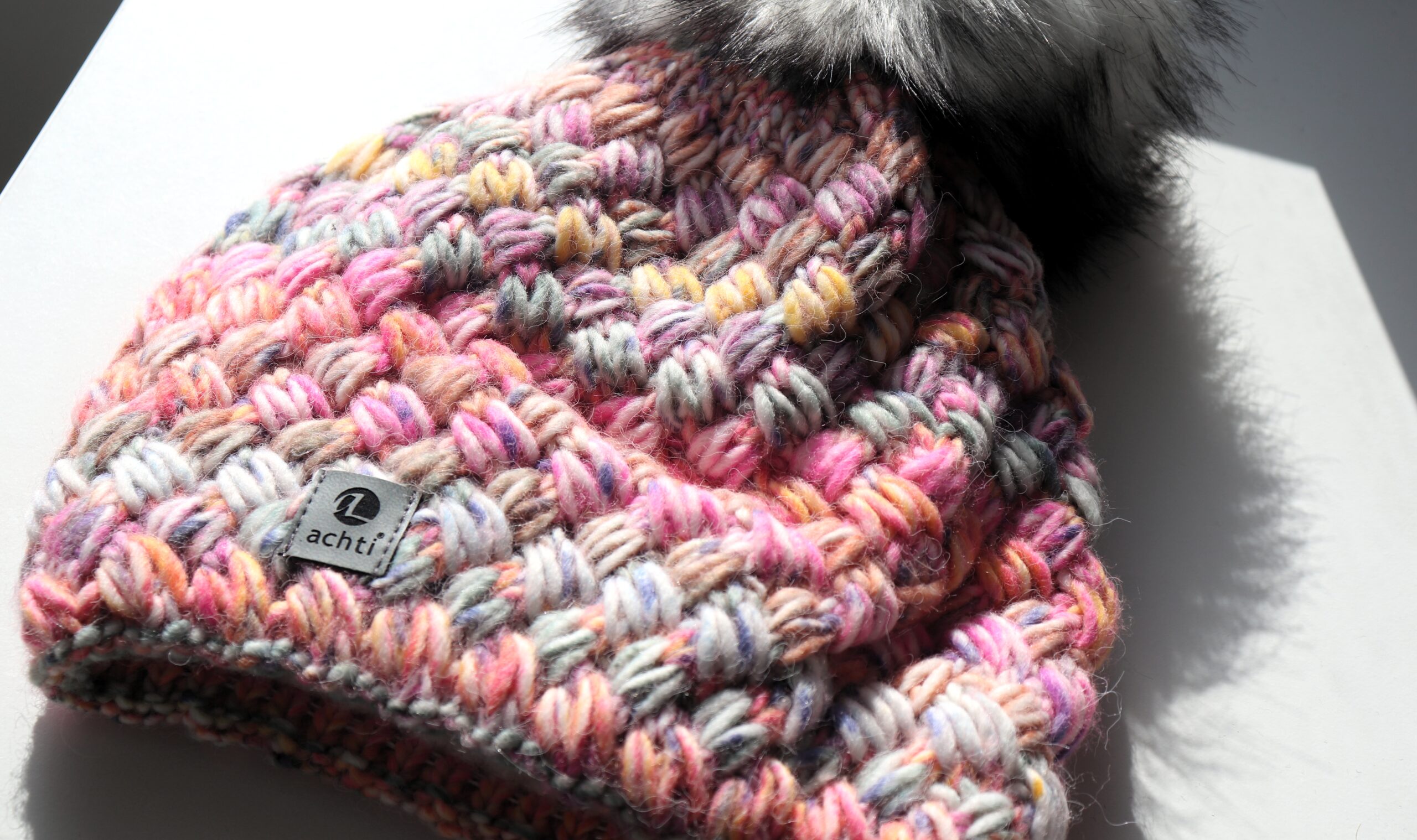 Gorro de Lana Gruesa con Pompón - Tonos Vibrantes - Imagen 2